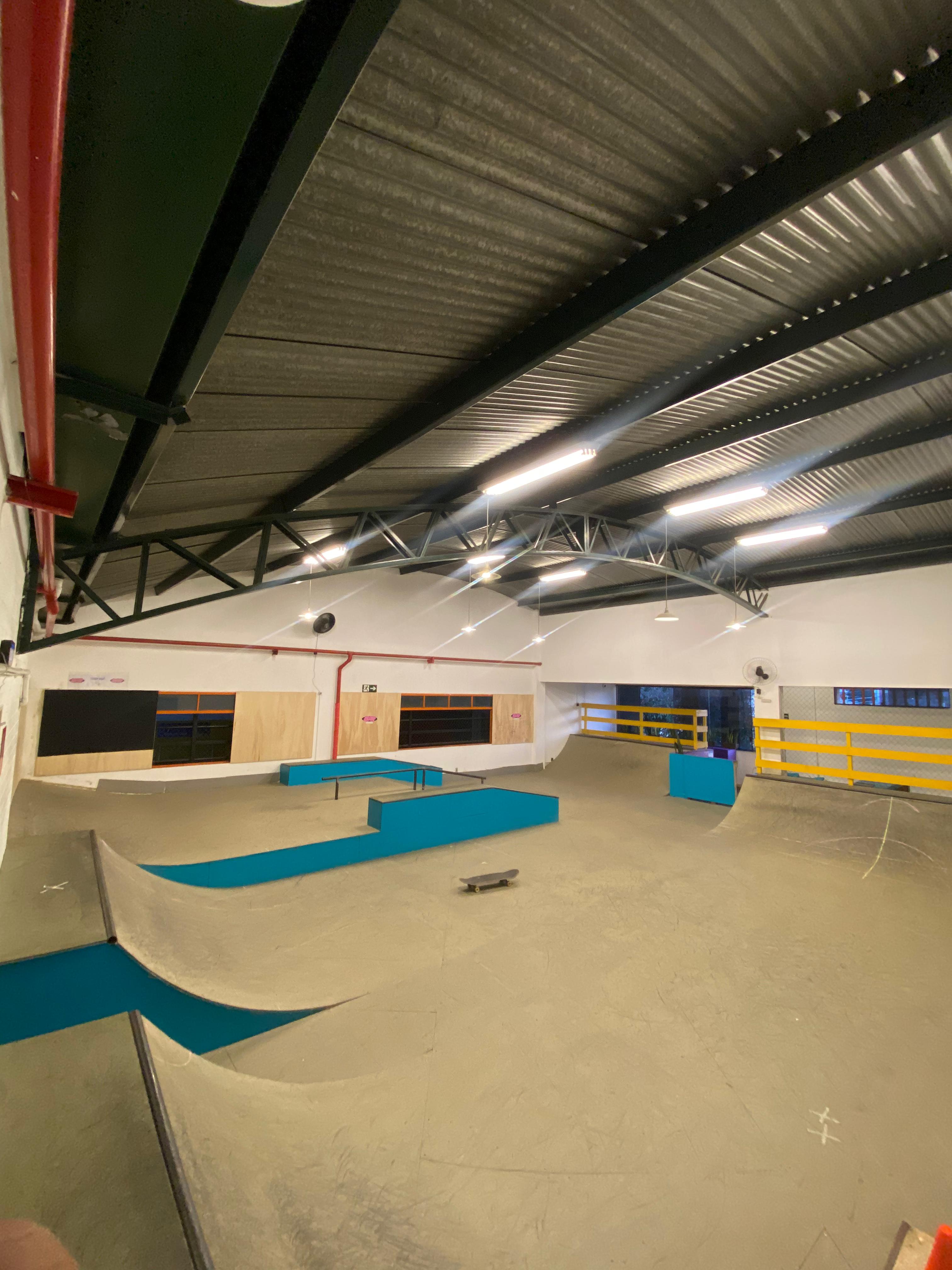 Pista de skate indoor da Loop Skate Park, com rampas e obstáculos de street e transição
