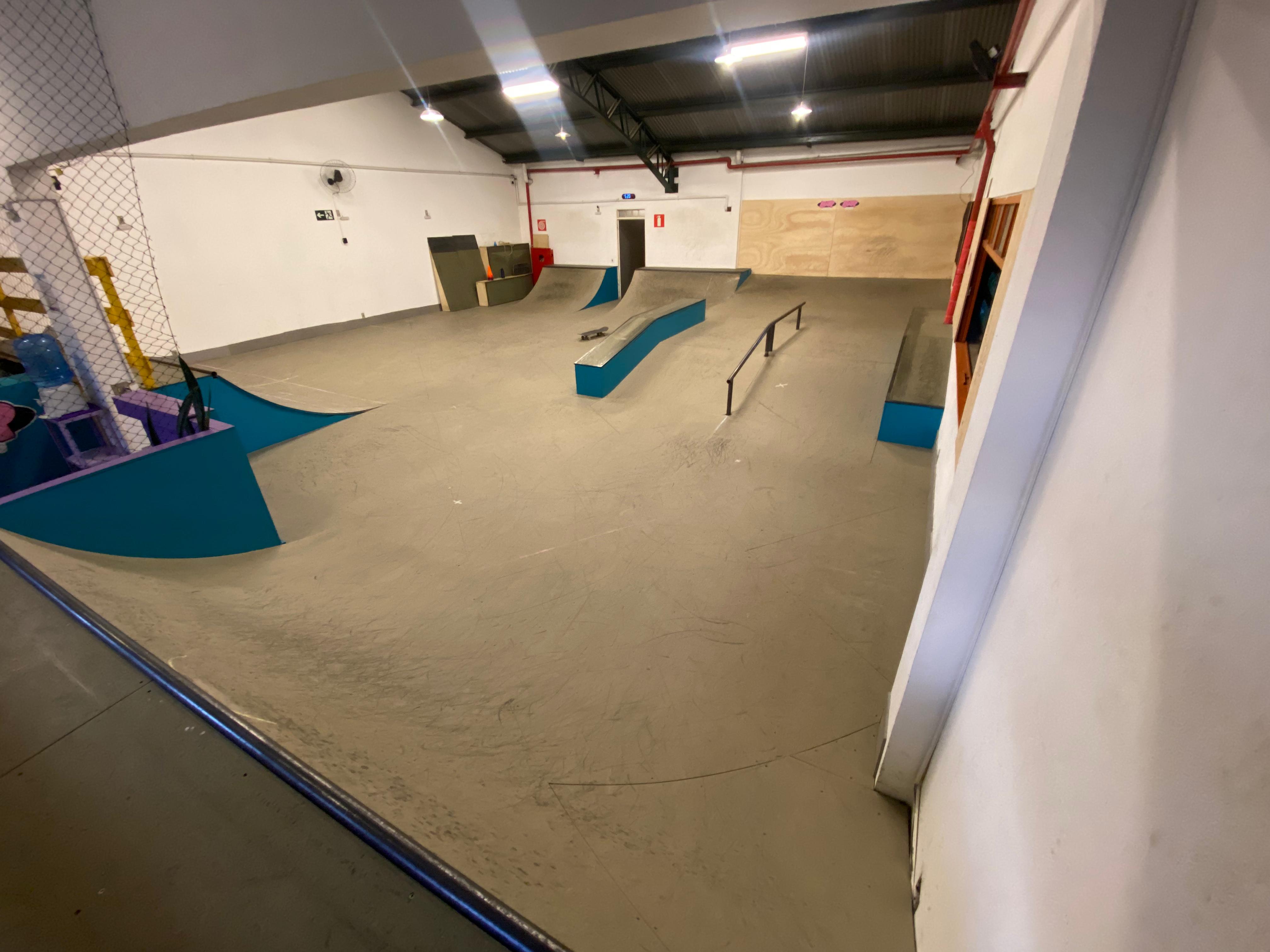 Outro ângulo da pista de skate da Loop, mostrando os obstáculos e a área de prática