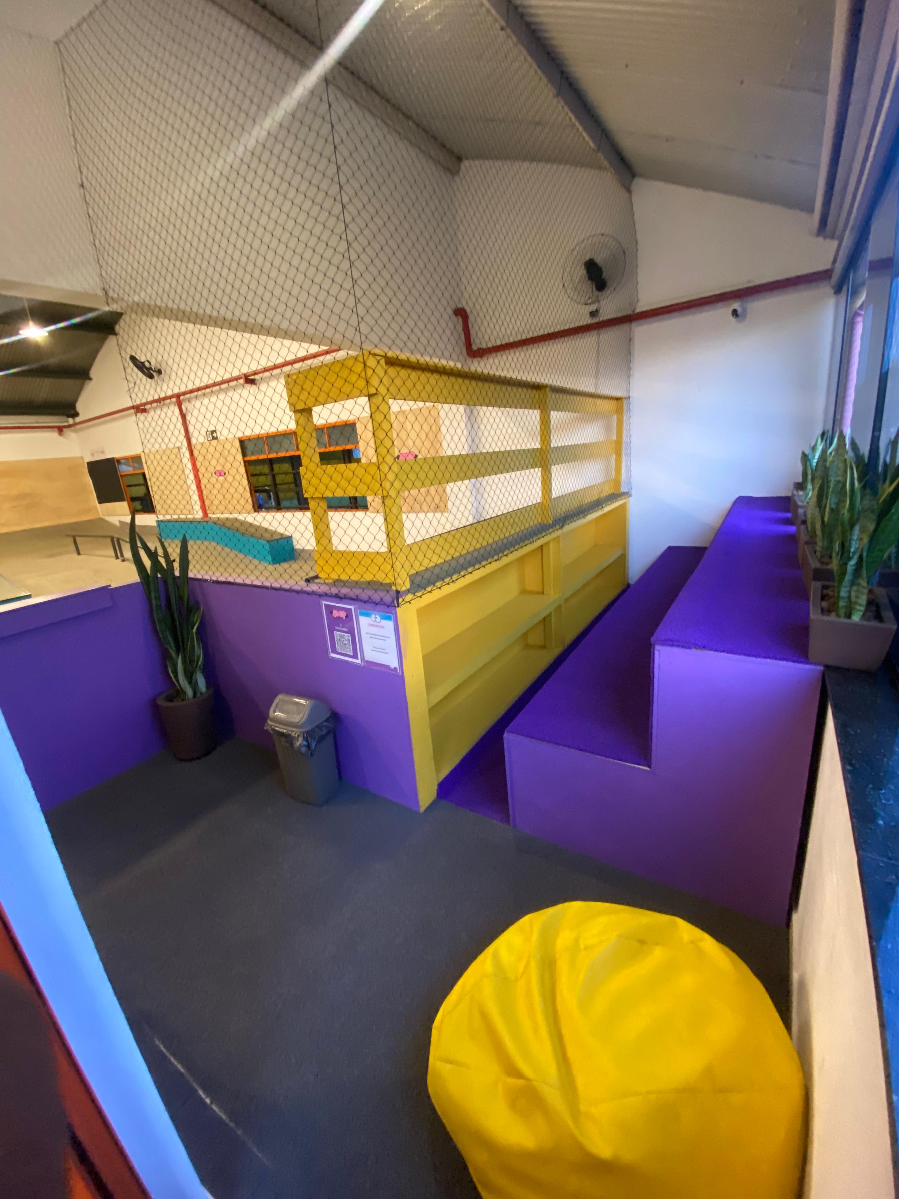 Recepção e área de convivência da Loop Skate Park
